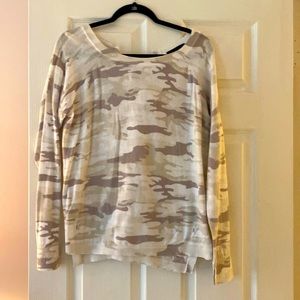 Cute and comfy light weight sweater. Size M.